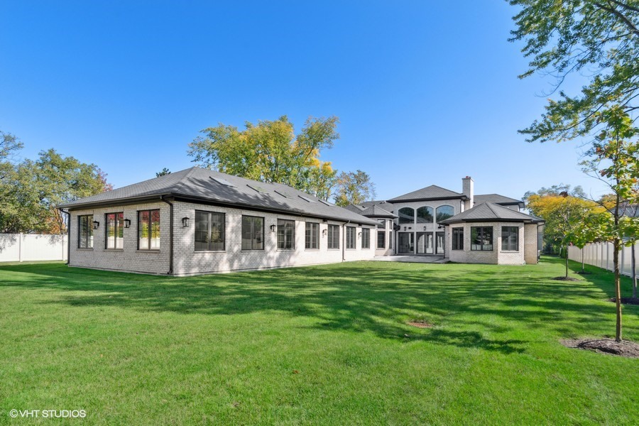502 Greenwood Road Northbrook, IL 60062 - Photo 56 of 60 a front view of a house with a garden