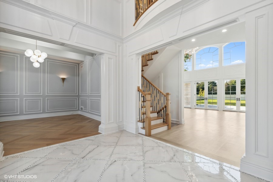 502 Greenwood Road Northbrook, IL 60062 - Photo 8 of 60 a view of an entryway with a interior