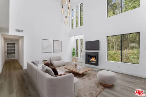 $1,200,000 | 11601 Montana Avenue, Unit PH7, Los Angeles, CA 90049