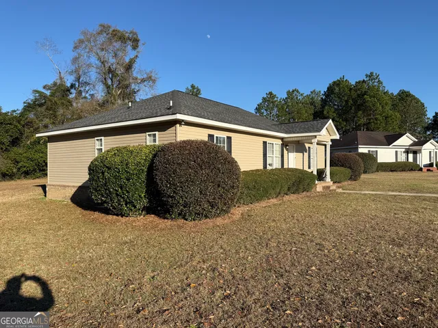 a view of a house with a yard