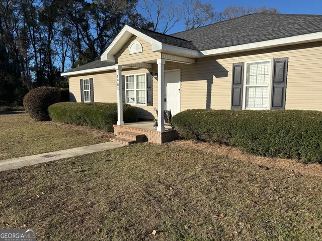 a view of a house with a yard