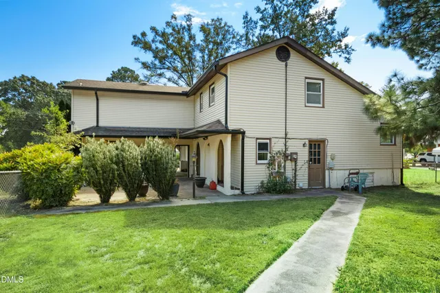 a view of a house with a yard