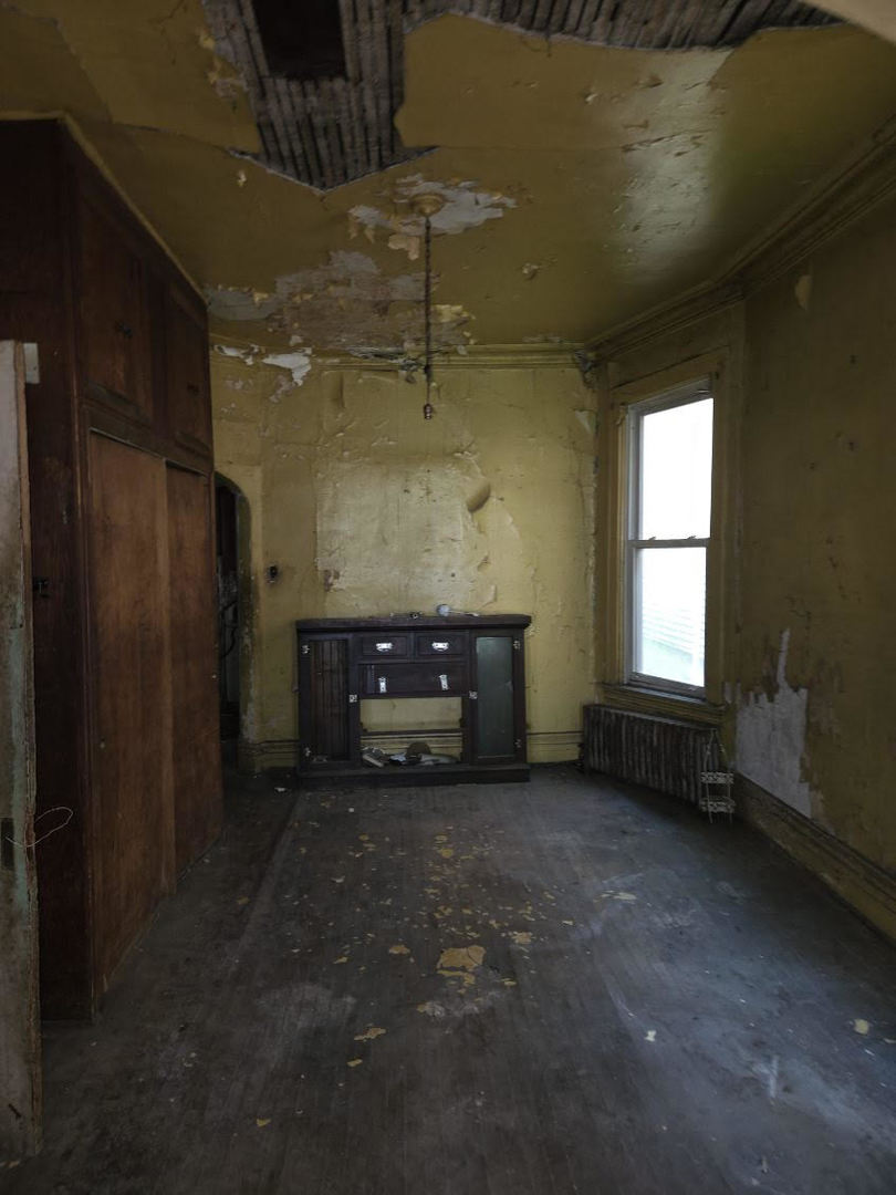 636 West 62nd Street Chicago, IL 60621 - Photo 3 of 16 an empty room with windows