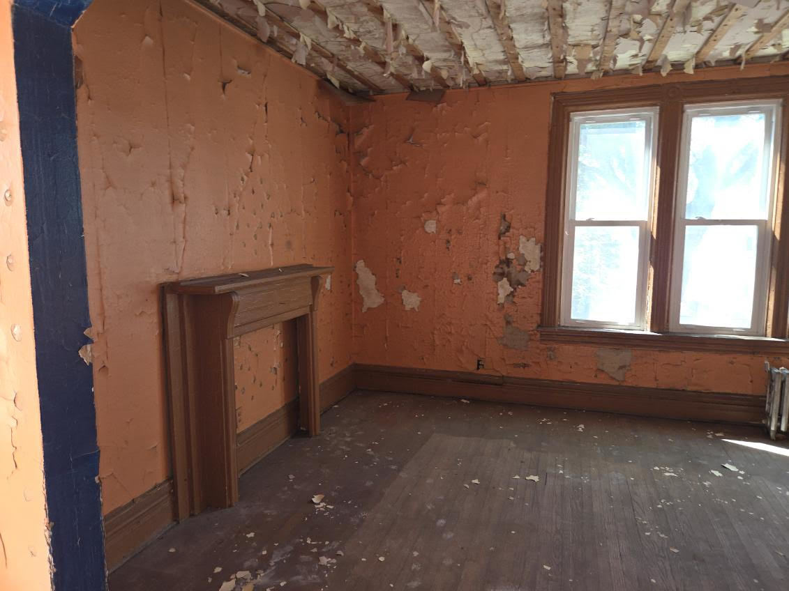 636 West 62nd Street Chicago, IL 60621 - Photo 5 of 16 an empty room with windows