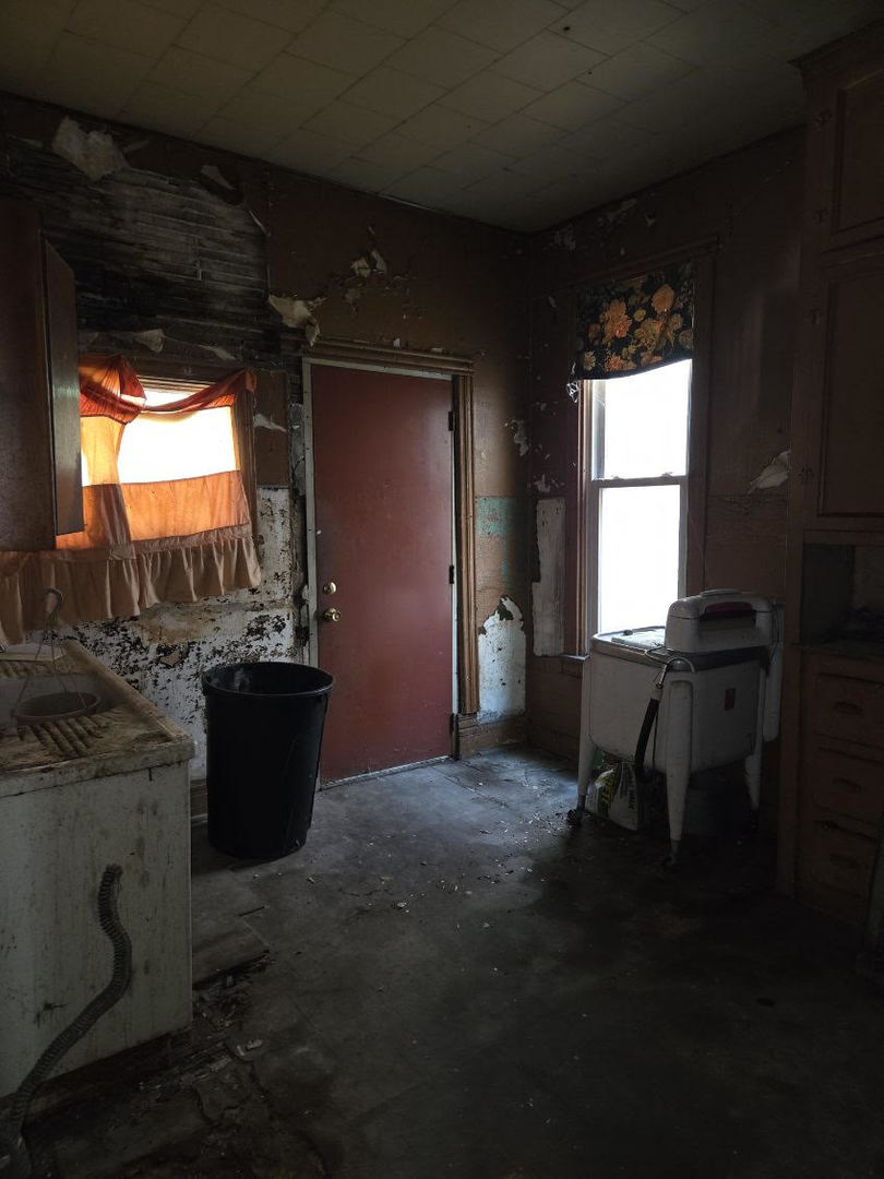 636 West 62nd Street Chicago, IL 60621 - Photo 7 of 16 a view of workspace with a window