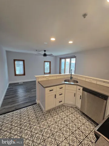 $1,800 | 210 Shurs Lane, Unit 4, Philadelphia, PA 19128