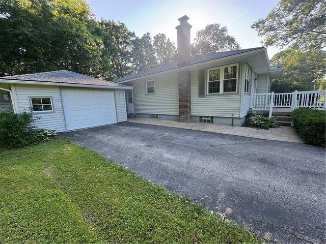 a view of a house with backyard and garden
