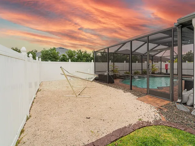 a view of a backyard