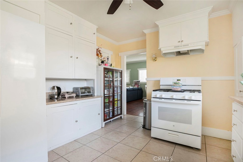 408 East Del Mar Boulevard Pasadena, CA 91101 - Photo 13 of 19 a kitchen with cabinets and appliances