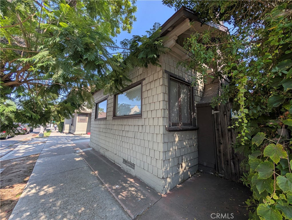 408 East Del Mar Boulevard Pasadena, CA 91101 - Photo 4 of 19 a view of a house with a tree