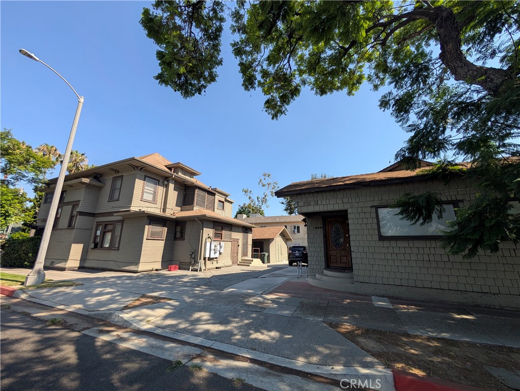 408 East Del Mar Boulevard Pasadena, CA 91101 - Photo 5 of 19 a front view of a house