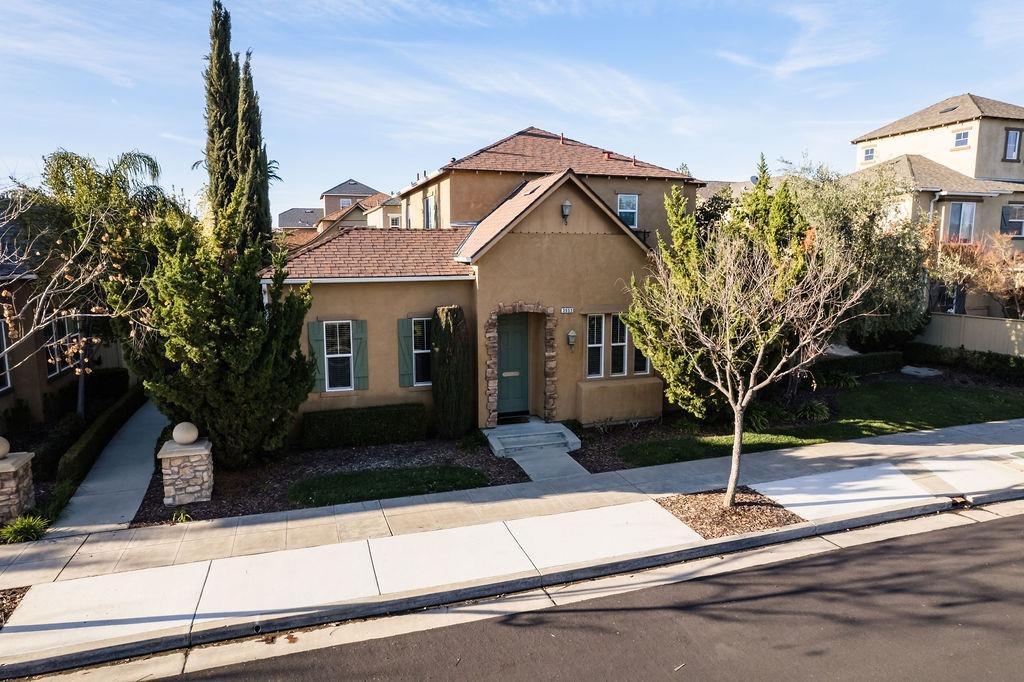 3953 Harlan Ranch Boulevard Clovis, CA 93619 - Photo 3 of 31 a front view of a house with garden