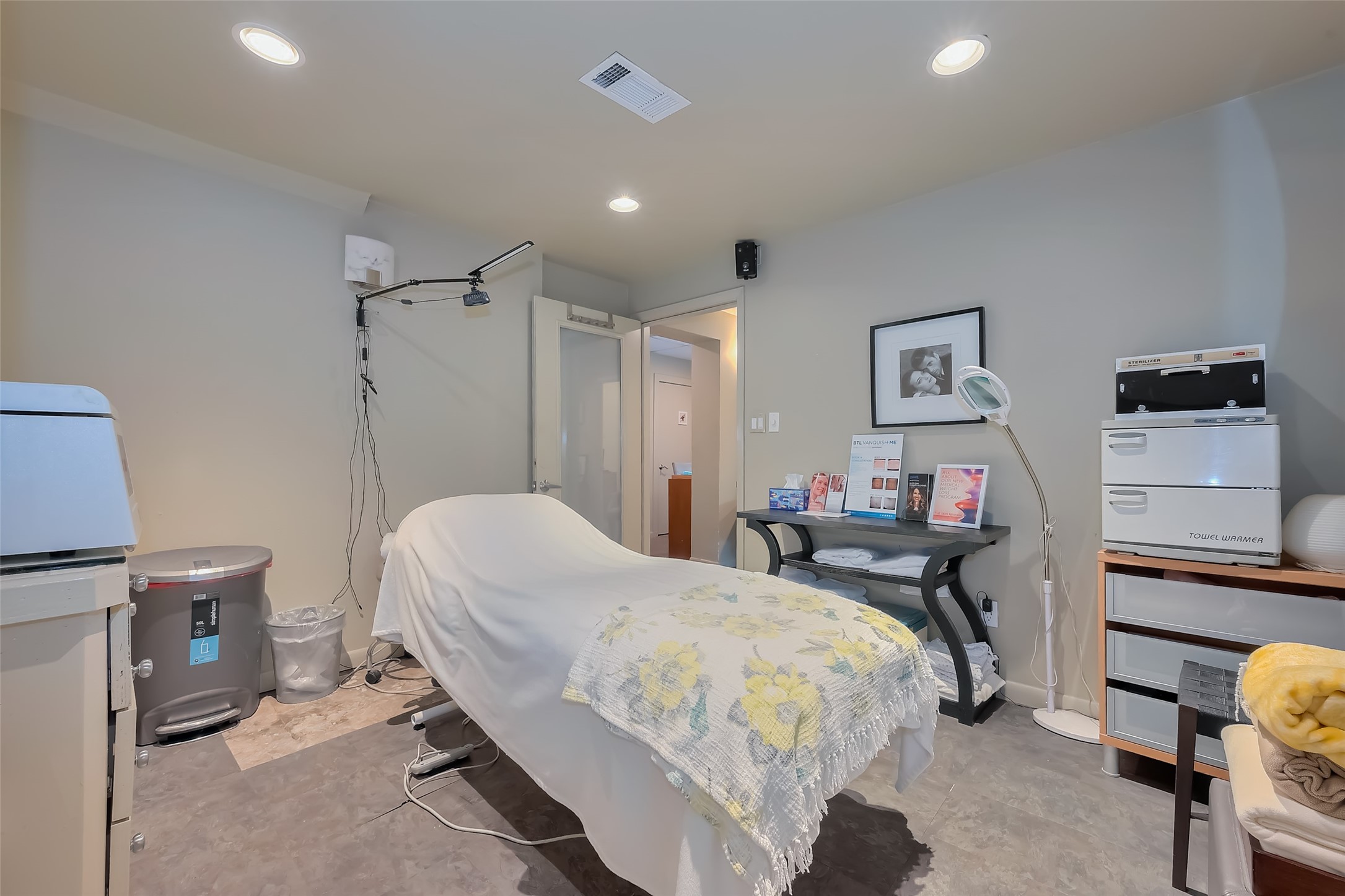 1512 West Alabama Street Houston, TX 77006 - Photo 12 of 32 a bedroom with a bed and furniture