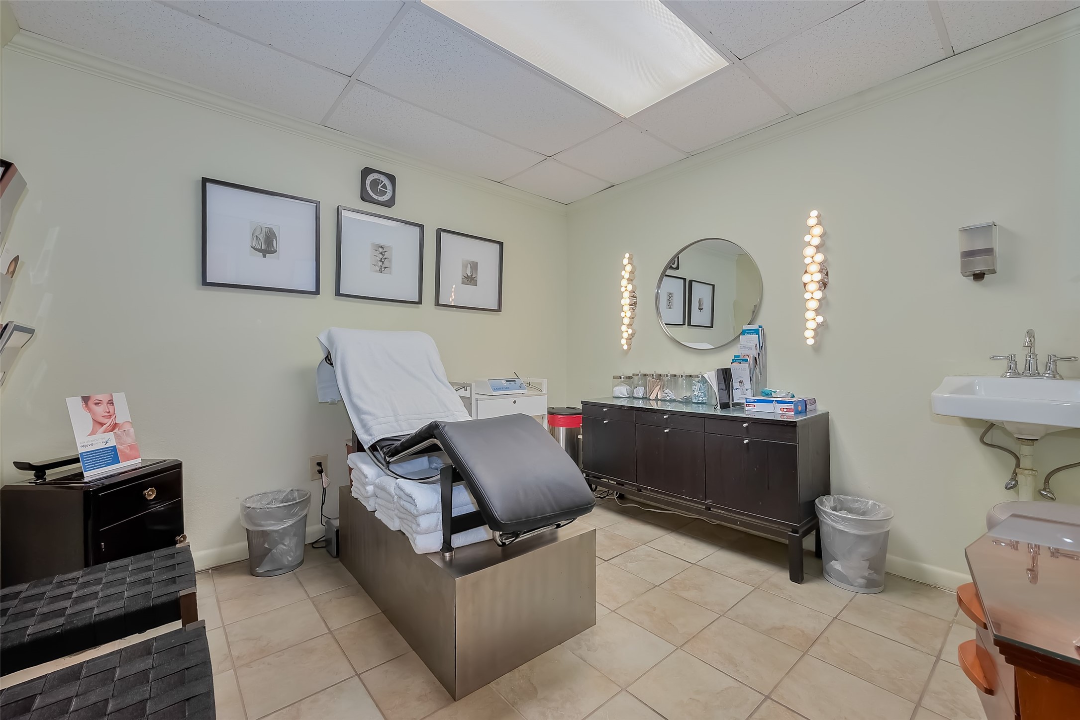 1512 West Alabama Street Houston, TX 77006 - Photo 14 of 32 a living room with furniture