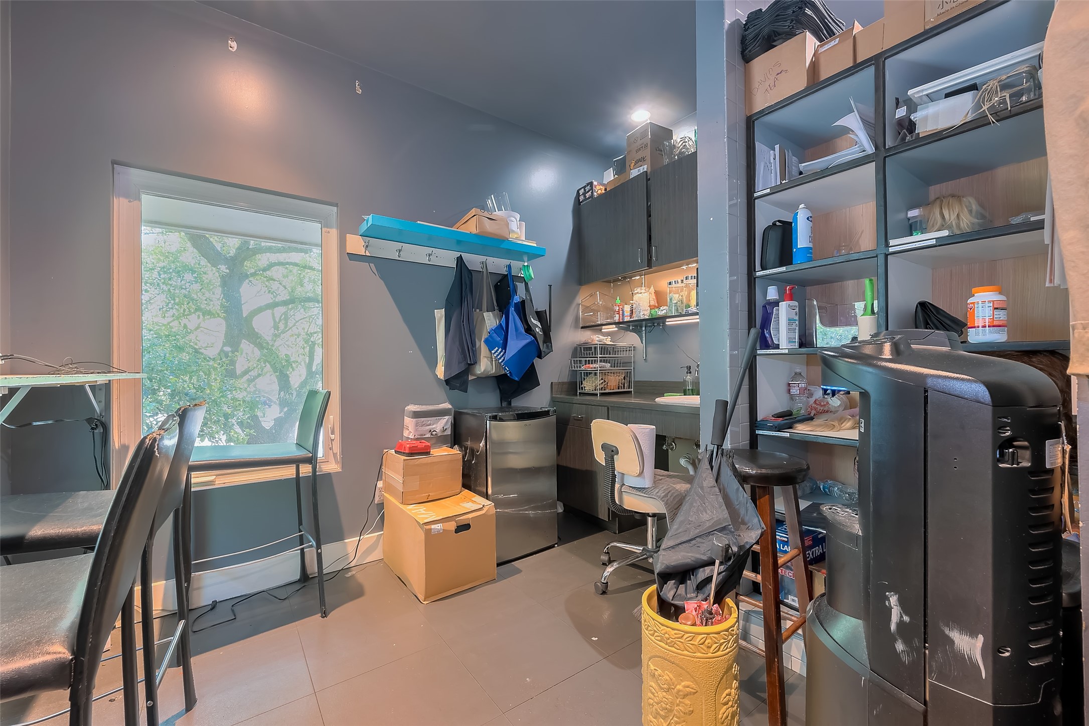 1512 West Alabama Street Houston, TX 77006 - Photo 19 of 32 a room with furniture a rug toys and a large window