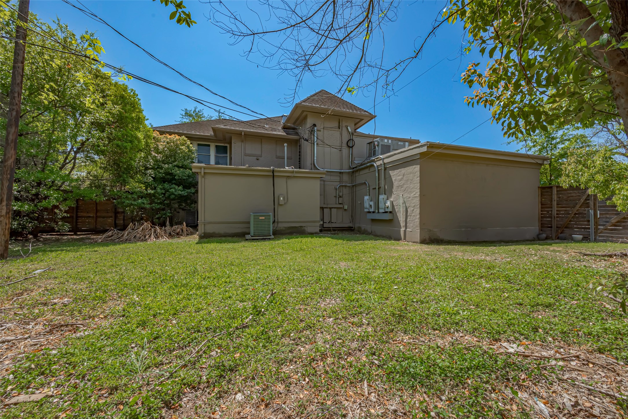 1512 West Alabama Street Houston, TX 77006 - Photo 25 of 32 a front view of a house with garden