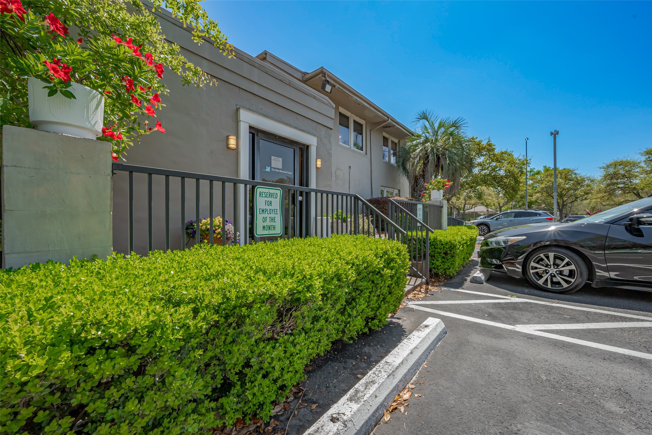 1512 West Alabama Street Houston, TX 77006 - Photo 26 of 32 a view of a car in front of a house