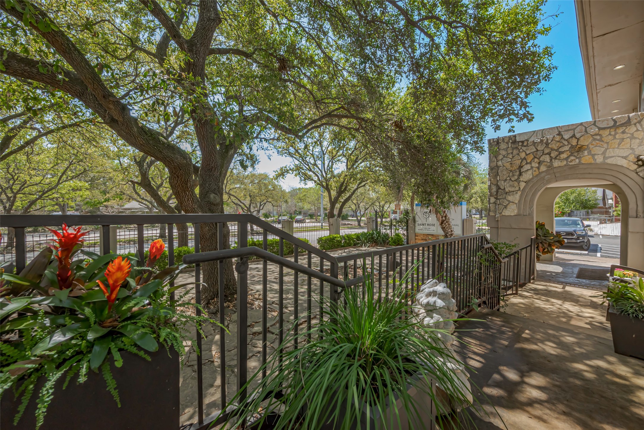1512 West Alabama Street Houston, TX 77006 - Photo 30 of 32 Another look at the entry and surrounding area. The gorgeous greenery is so welcoming!.