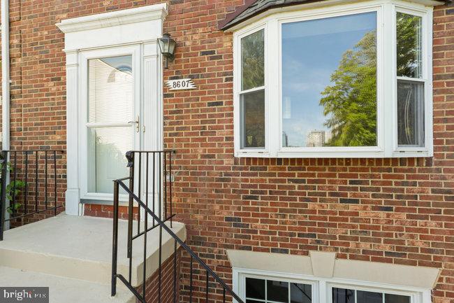 8607 Raglan Road Vienna, VA 22182 - Photo 4 of 43 Entrance