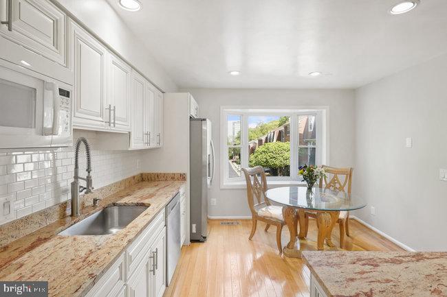 8607 Raglan Road Vienna, VA 22182 - Photo 10 of 43 Kitchen w/Bay Window