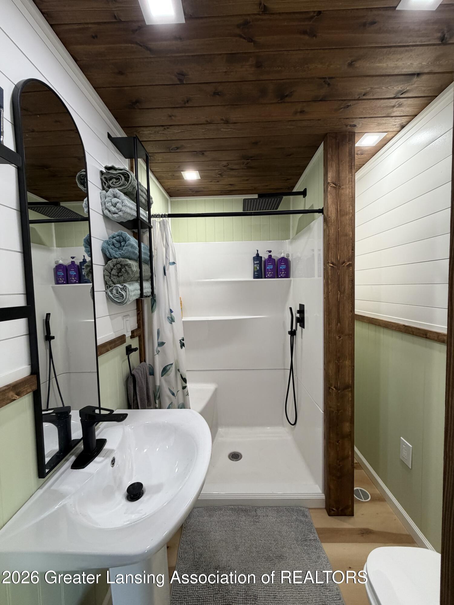 5429 South Waverly Road Lansing, MI 48911 - Photo 19 of 39 IMG_3048