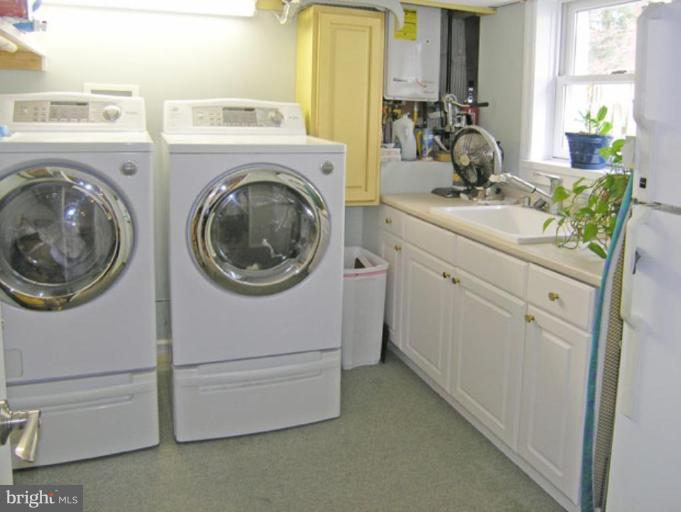 2005 Hanover Street Silver Spring, MD 20910 - Photo 16 of 28 a utility room with dryer and washer