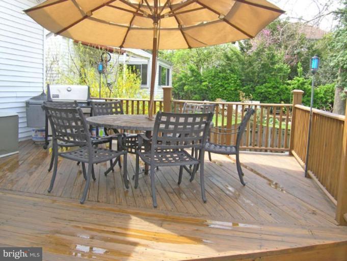2005 Hanover Street Silver Spring, MD 20910 - Photo 24 of 28 a view of a patio with a table chairs and balcony