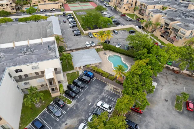 $239,000 | 10900 Southwest 104th Street, Unit 121, Miami, FL 33176