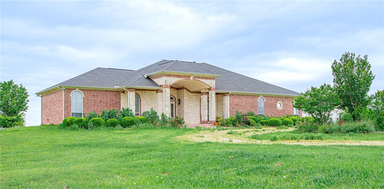 3521 FM 438 Loop Temple, TX 76501 - Photo 4 of 32 a front view of house with yard and green space