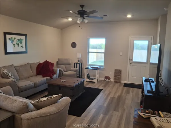$2,350 | 1864 Taggart Trail, Bryan, TX 77807