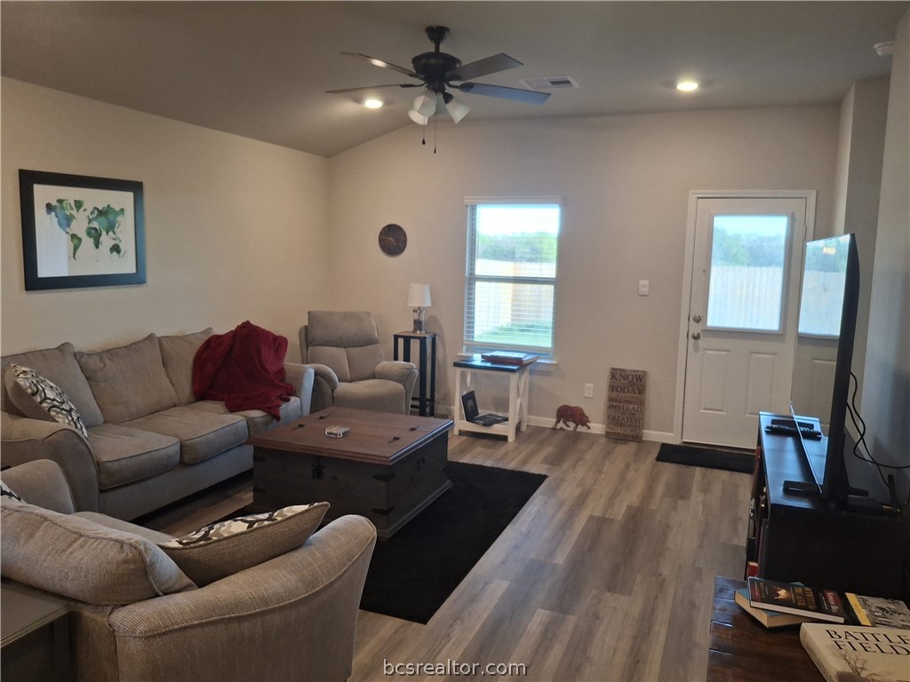 1864 Taggart Trail Bryan, TX 77807 - Photo 5 of 12 a living room with furniture