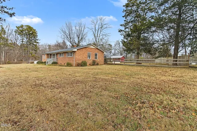 a view of a yard with a house