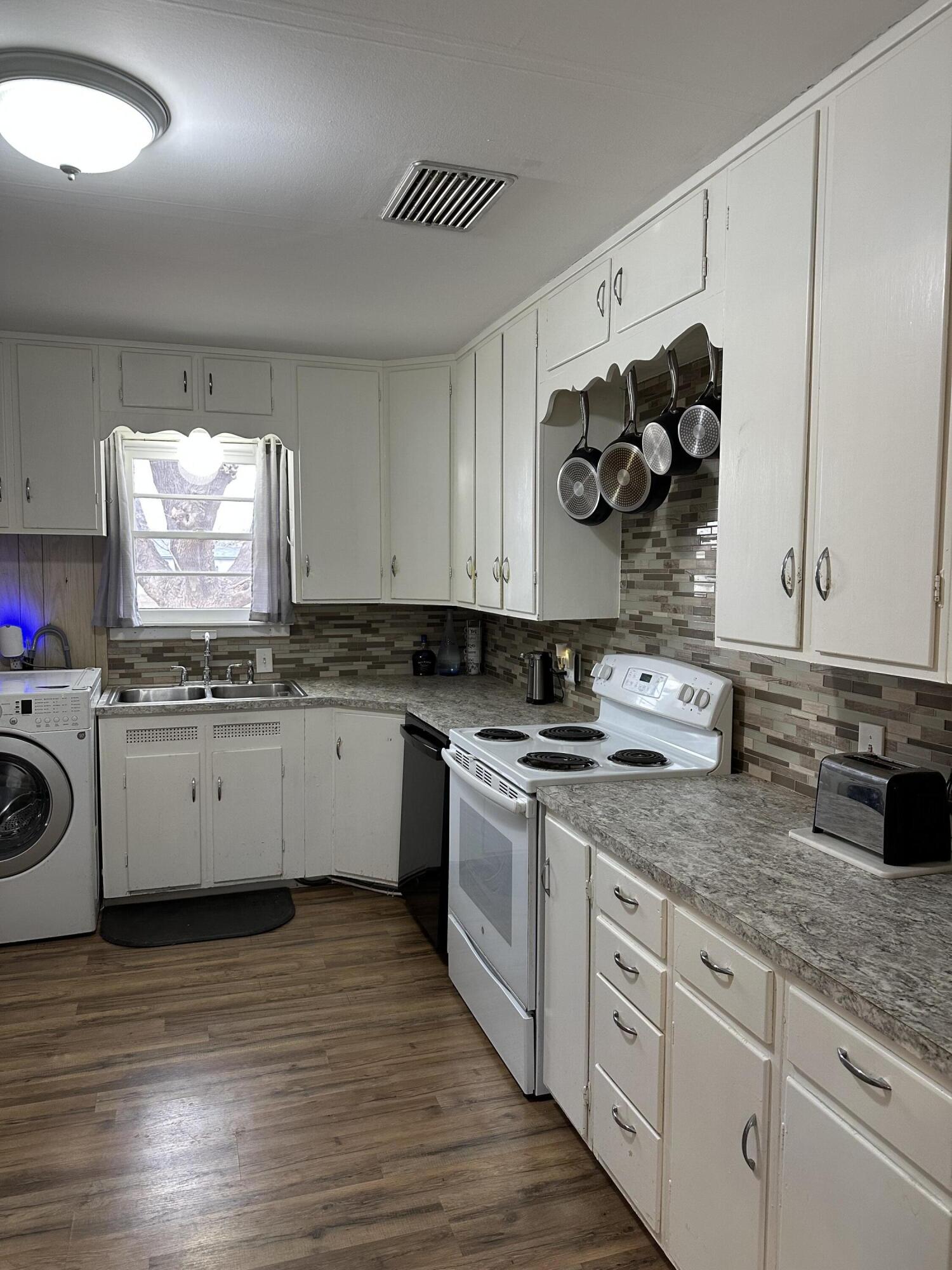 1907 38th Street Lubbock, TX 79412 - Photo 18 of 36 Kitchen