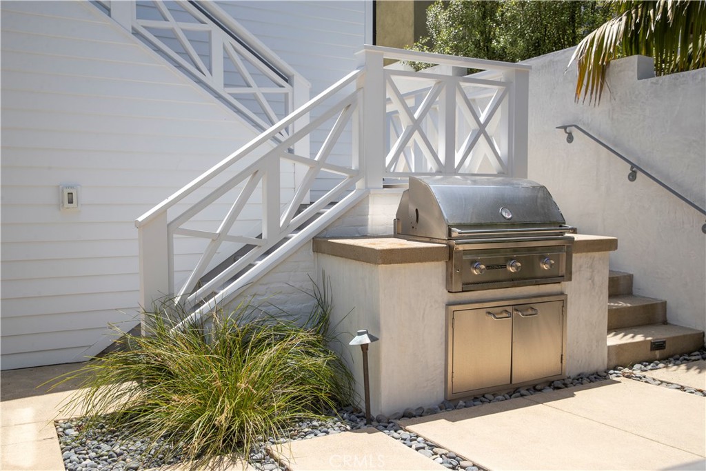 625 St James Road Newport Beach, CA 92663 - Photo 17 of 47 a view of a fireplace and stairs