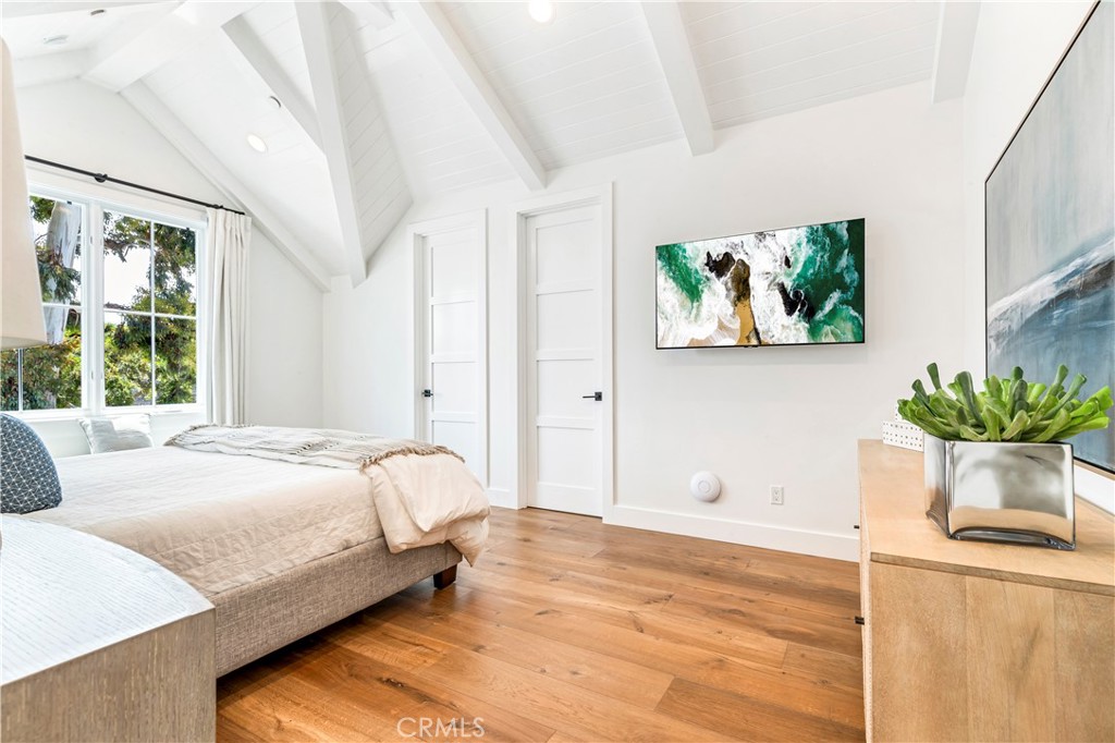 625 St James Road Newport Beach, CA 92663 - Photo 38 of 47 a bedroom with a bed and painting on the wall