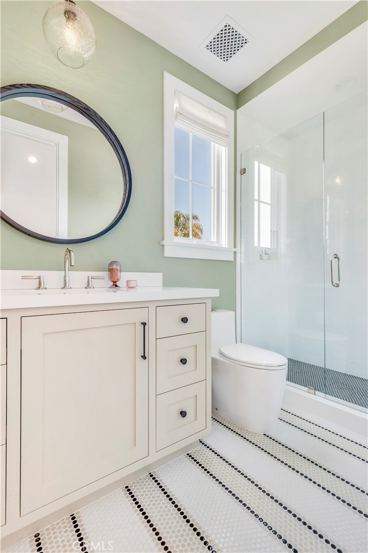625 St James Road Newport Beach, CA 92663 - Photo 39 of 47 a spacious bathroom with a double vanity sink mirror and bathtub