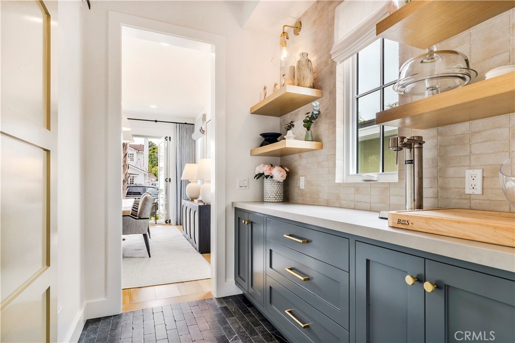 625 St James Road Newport Beach, CA 92663 - Photo 5 of 47 a view of living room with furniture and a window