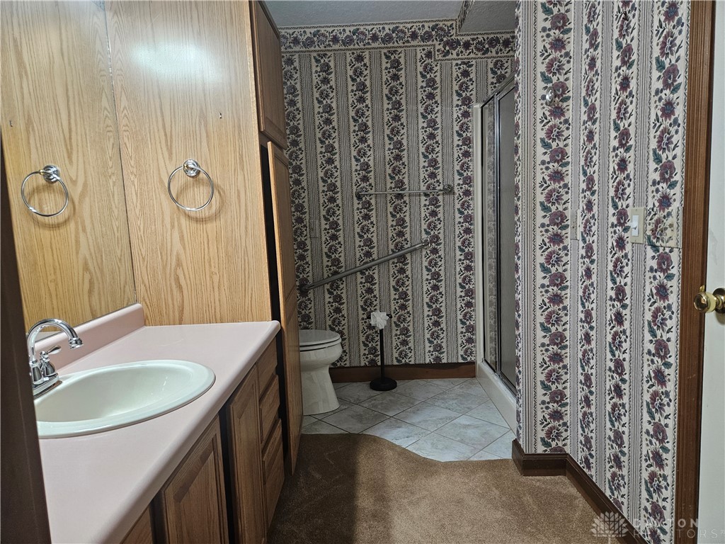 4909 Shannon Avenue Springfield, OH 45504 - Photo 15 of 21 This bathroom features practical elements and a cozy design, providing essential comfort and???????????????????????? utility.