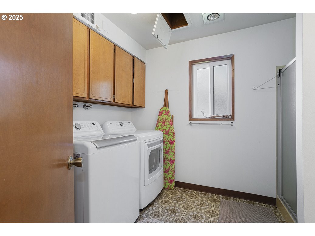14850 Northeast Rose Parkway, Unit 67A Portland, OR 97230 - Photo 25 of 33 a utility room with dryer and washer