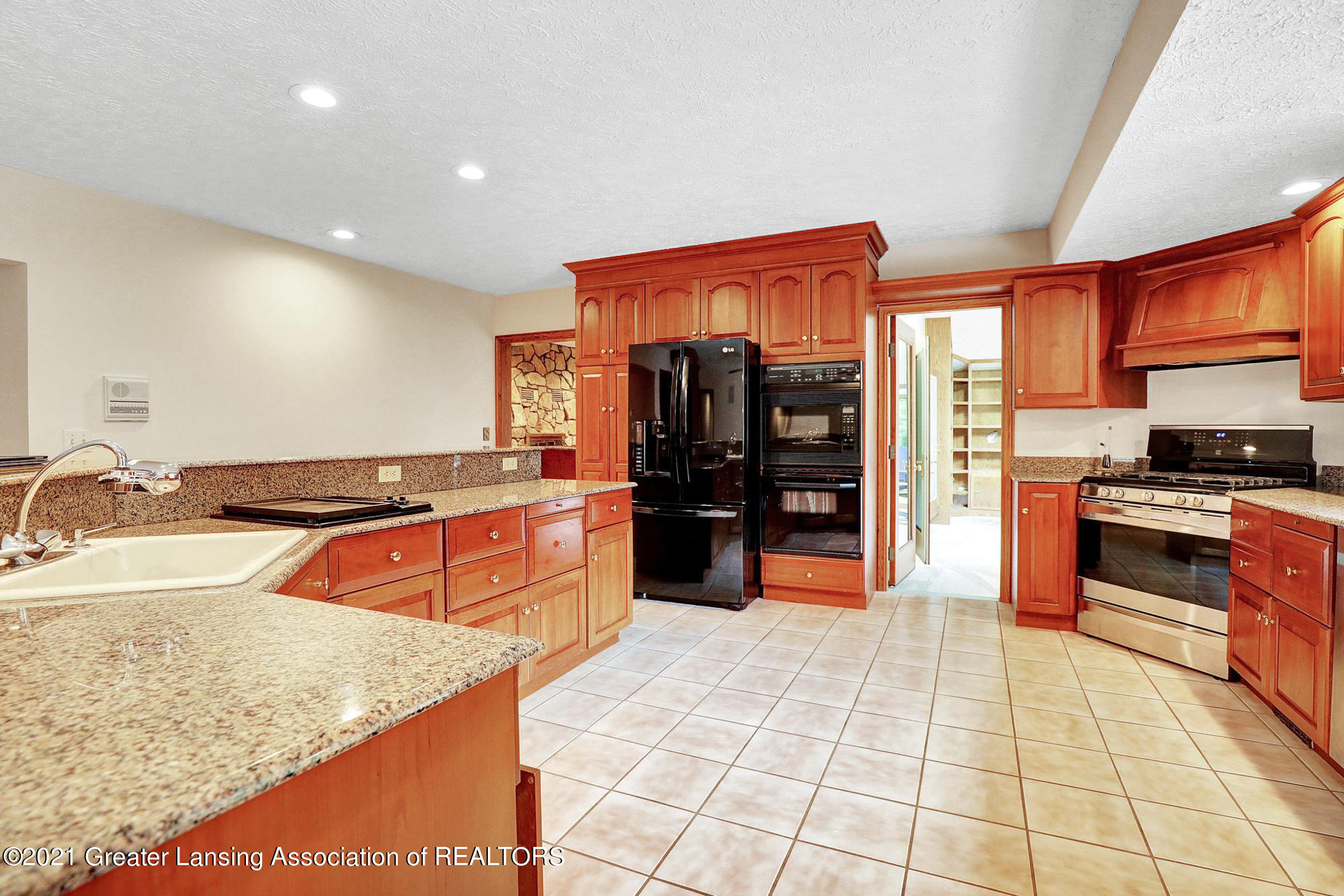 2274 College Road Holt, MI 48842 - Photo 6 of 38 Kitchen