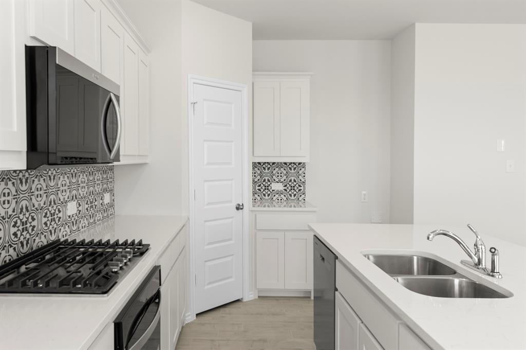 125 Pheasant Run Road Terrell, TX 75160 - Photo 5 of 27 a kitchen with a sink and cabinets