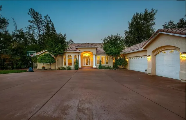 $999,995 | 13497 Tierra Heights Road, Redding, CA 96003