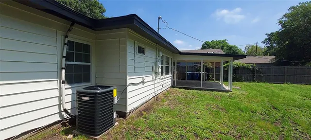 a view of a house with backyard and porch