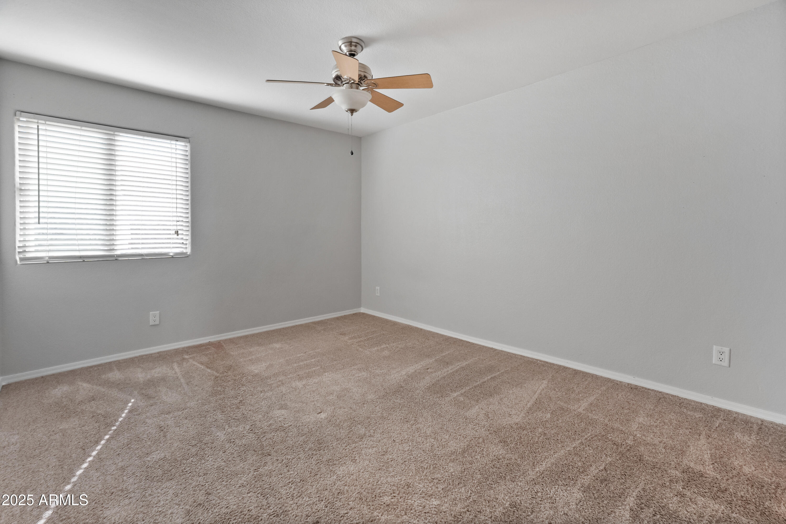 2121 West Royal Palm Road, Unit 1013 Phoenix, AZ 85021 - Photo 11 of 20 an empty room with a window