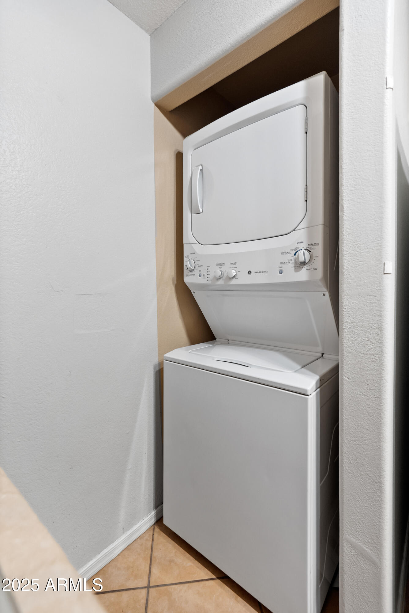 2121 West Royal Palm Road, Unit 1013 Phoenix, AZ 85021 - Photo 16 of 20 a utility room with dryer and washer