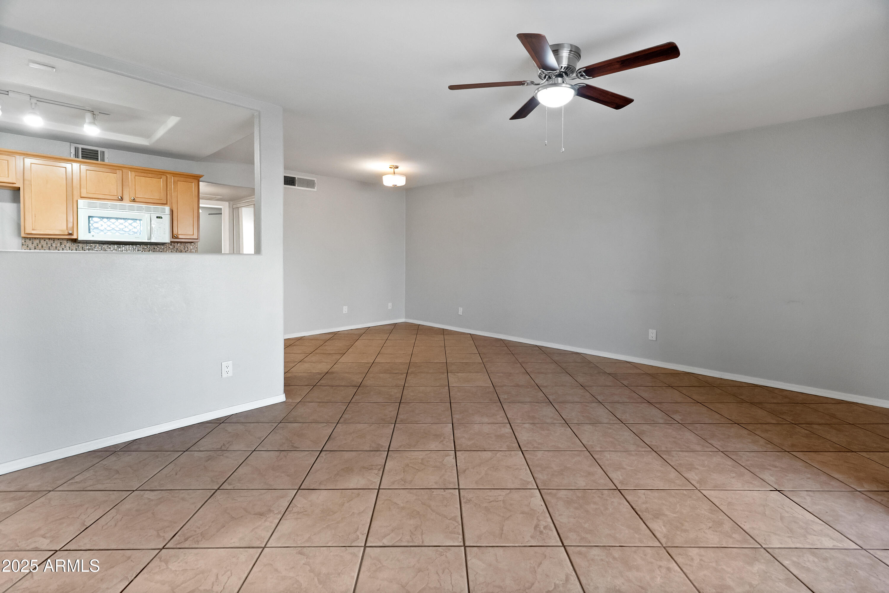 2121 West Royal Palm Road, Unit 1013 Phoenix, AZ 85021 - Photo 7 of 20 a view of an empty room