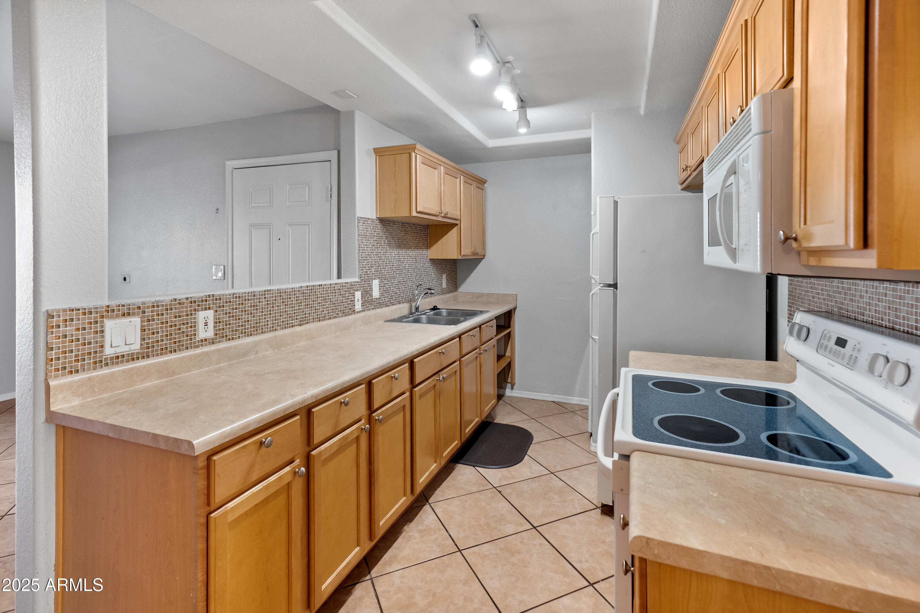 2121 West Royal Palm Road, Unit 1013 Phoenix, AZ 85021 - Photo 8 of 20 a kitchen with a stove a sink and a refrigerator
