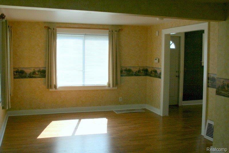 968 East Maple Street Holly, MI 48442 - Photo 3 of 25 IMG_6330