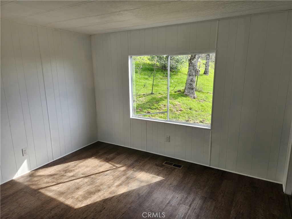 356 Chinese Wall Road Oroville, CA 95966 - Photo 11 of 30 an empty room with a window