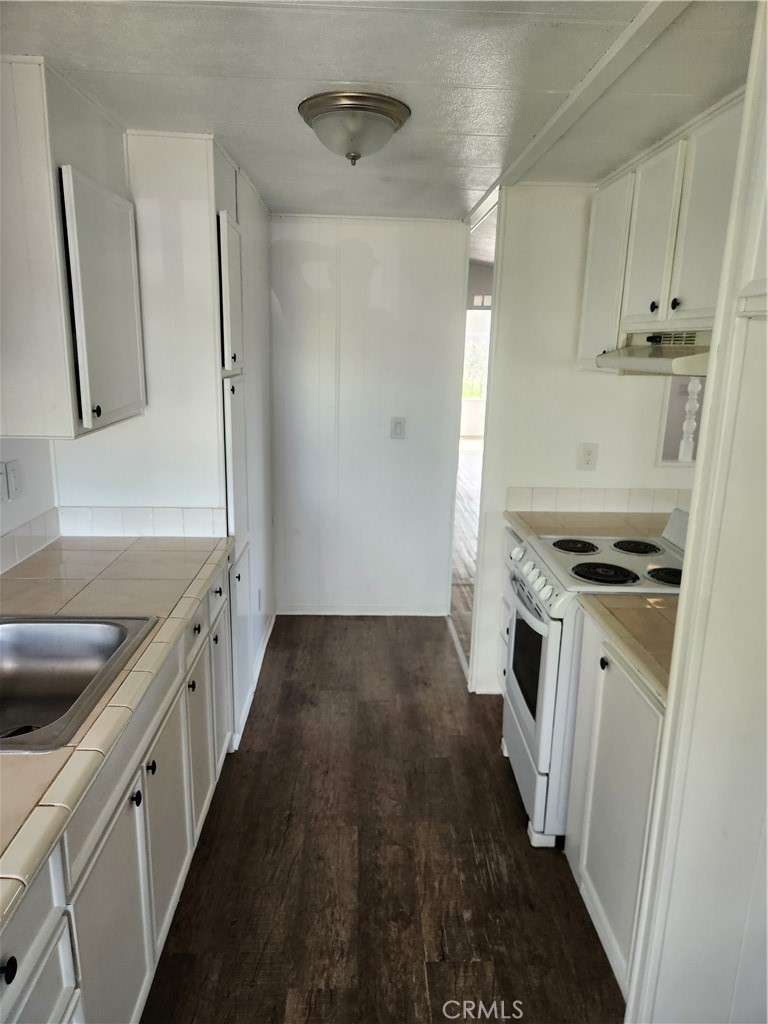 356 Chinese Wall Road Oroville, CA 95966 - Photo 25 of 30 a kitchen with granite countertop a sink stove and refrigerator